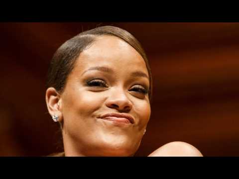 VIDEO : Rihanna Shares Her Spicy Diet
