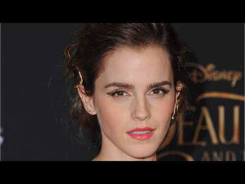 VIDEO : Emma Watson's Graphic Eyeliner Trend