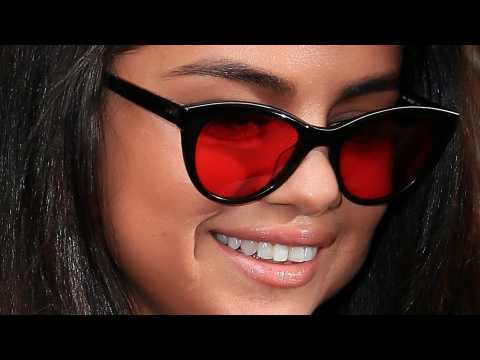 VIDEO : Selena Gomez Loves PDA!
