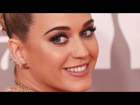 VIDEO : Katy Perry Cuts Her Hair Off