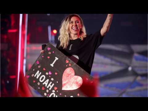 VIDEO : Miley Cyrus Cheers On Sister Noah