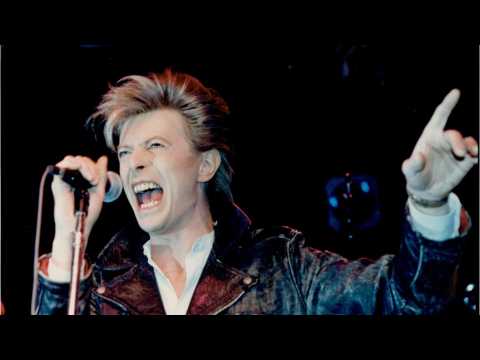 VIDEO : David Bowie Stamps In Space