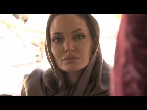 VIDEO : Angelina Jolie Turns Away From Her Pain To Focus On Humanitarian Work