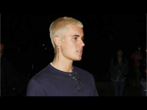 VIDEO : Justin Bieber Relaxes In Paradise On Tour