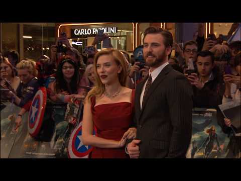VIDEO : Scarlett Johansson and Chris Evans spark romance rumours