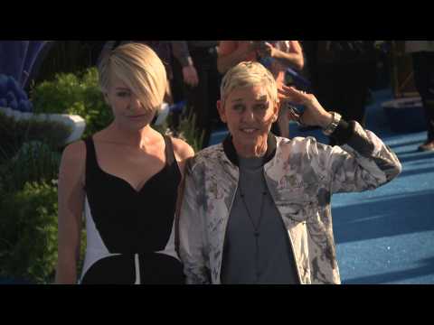 VIDEO : Ellen DeGeneres dislocates finger after dinner party