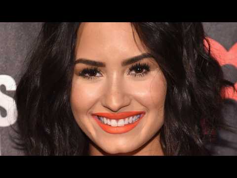 VIDEO : Demi Lovato Laughs At Photo Leak