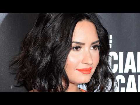 VIDEO : Demi Lovato Confused By Photo Leak