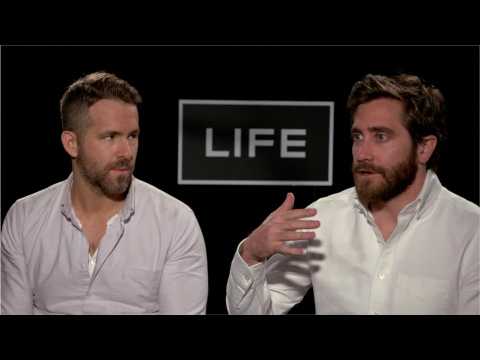 VIDEO : Ryan Reynolds Says Life Offers Glimpse Into Future