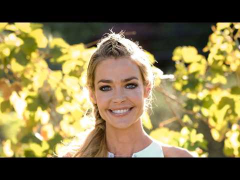 VIDEO : Denise Richards And Mischa Barton Sign Up For 