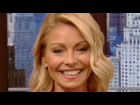 VIDEO : Should Kelly Ripa Stay Solo?