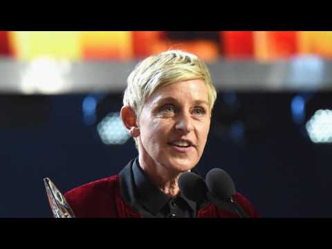 VIDEO : Ellen DeGeneres Dislocates Wedding Ring Finger