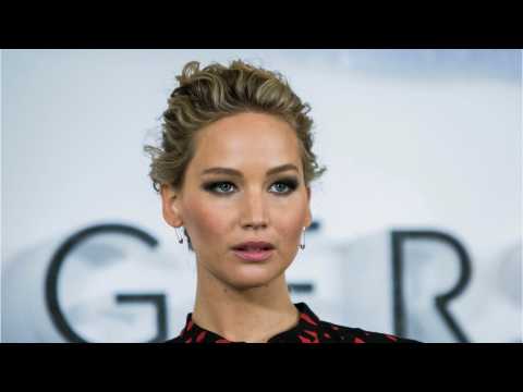 VIDEO : Jennifer Lawrence Poses For Dior