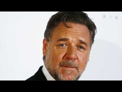 VIDEO : Russell Crowe Fires Back At Body Shamer