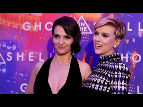 VIDEO : Slightly Confused Juliette Binoche Claims Scarlett Johansson Has the 