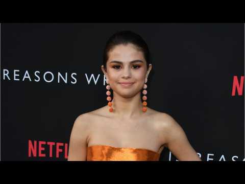 VIDEO : Selena Gomez's Blue Nails At Premiere
