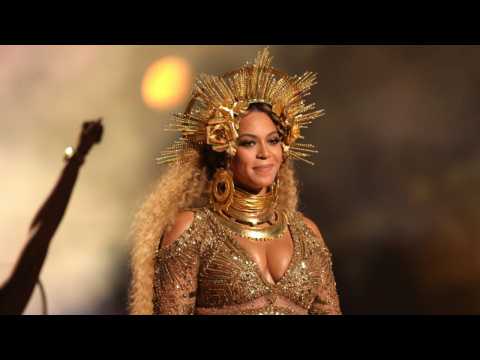 VIDEO : Beyonce Holds Kelly Rowland's Book In Post
