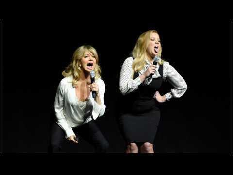 VIDEO : Amy Schumer and Goldie Hawn Are Basically Family Now