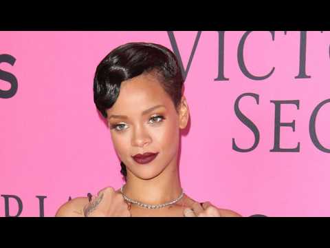 VIDEO : Rihanna Just Set the Spring Jacket Standard