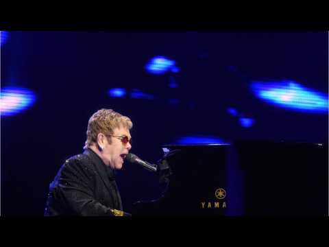 VIDEO : Elton John Recovering From Bacterial Infection
