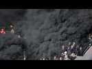 Des supporters d'Eindhoven noient le stade sous une fumée d'un noir d'encre