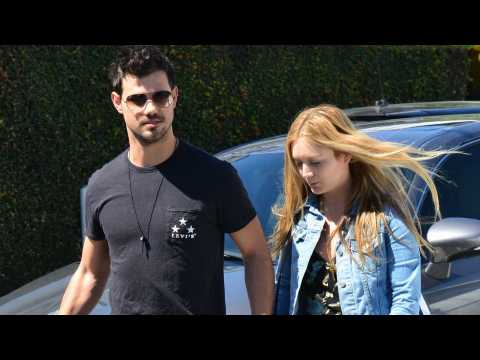 VIDEO : PDA Alert! Billie Lourd and Taylor Lautner On Caribbean Vacation!