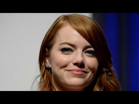 VIDEO : Emma Stone Responds To Prom Proposal