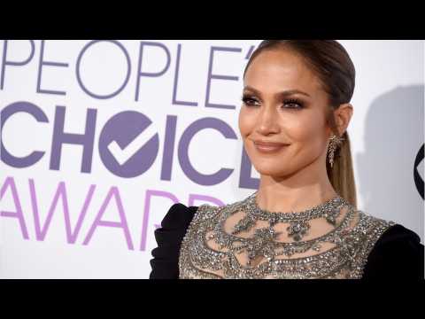 VIDEO : Jennifer Lopez's Saturday Includes Hanging Out With Her Beau