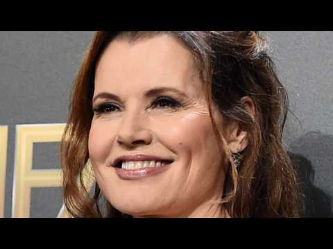 VIDEO : Geena Davis Reunites With Baseball League