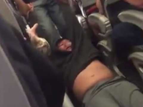 VIDEO : Public (bad) Buzz : United Airlines expulse violemment un passager qui a pourtant pay son b