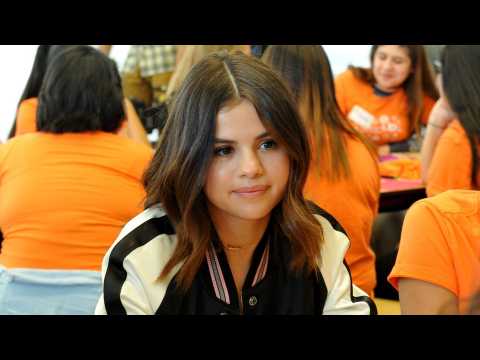 VIDEO : Selena Gomez Surprises High School Students
