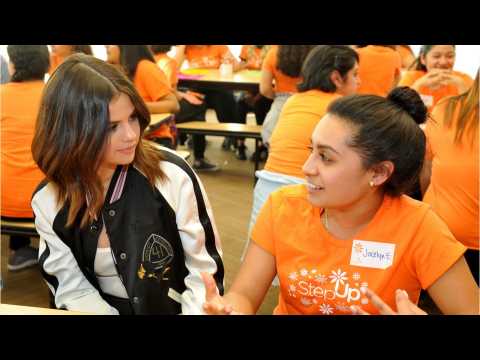 VIDEO : Selena Gomez Gives High School Students A Surprise Visit