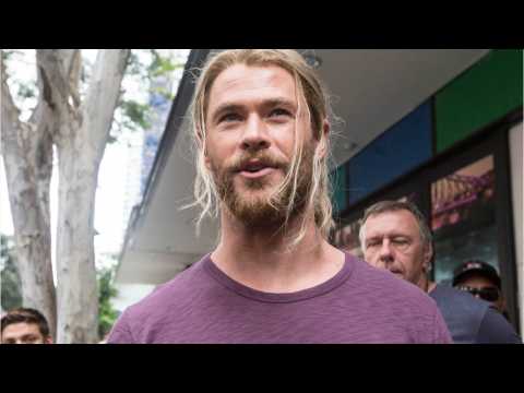 VIDEO : Chris Hemsworth Does The Ultimate Photobomb