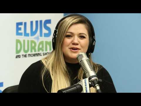 VIDEO : Kelly Clarkson Loops & Laughs At Studio Voice Cracks