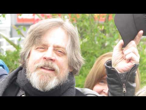 VIDEO : Mark Hamill ?Uses The Force? On United Flight
