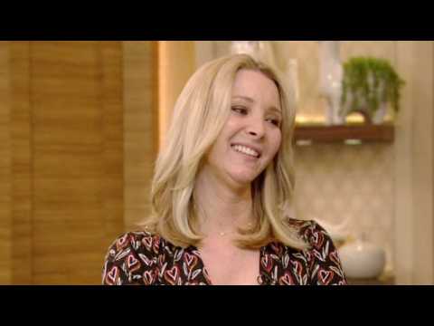 VIDEO : Lisa Kudrow To Guest Star On 'Grace and Frankie'