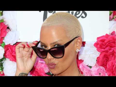 VIDEO : Fans Can Now Have Lips Like Amber Rose With Her New Ombre Lip Kit