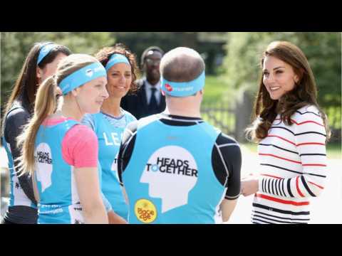 VIDEO : Kate Middleton Goes Casual to Greet London Marathon Runners