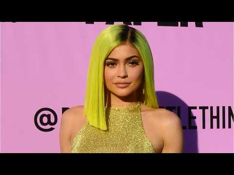 VIDEO : Kylie Cosmetics New Kim Kardashian Collaboration