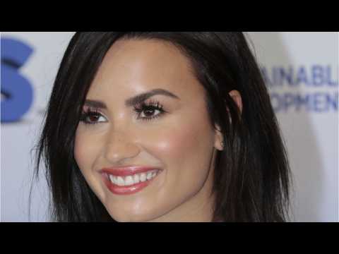 VIDEO : Demi Lovato Rocks Swimsuit Selfie