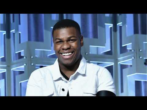 VIDEO : John Boyega Used to Get Stopped When Flying to L.A. 