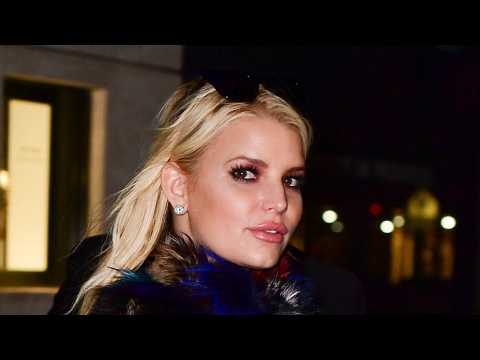 VIDEO : Jessica Simpson Is Back In Her Daisy Dukes