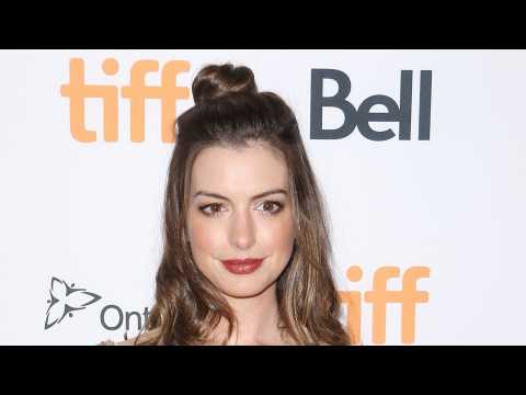 VIDEO : Anne Hathaway Gushes Over Motherhood