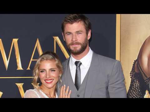VIDEO : Chris Hemsworth Hits The Beach With Family