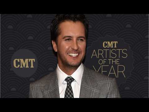 VIDEO : Luke Bryan Gets Political For 2017 ACM Awards