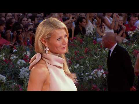 VIDEO : Gwyneth Paltrow reportedly hoping Chris Martin will walk her down the aisle