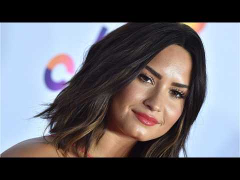 VIDEO : Demi Lovato Celebrates BF's Birthday At Disneyland