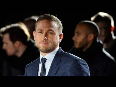 VIDEO : Charlie Hunnam Actually Really Hates Filming Sex Scenes