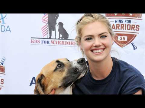 VIDEO : Kate Upton Loves Dogs
