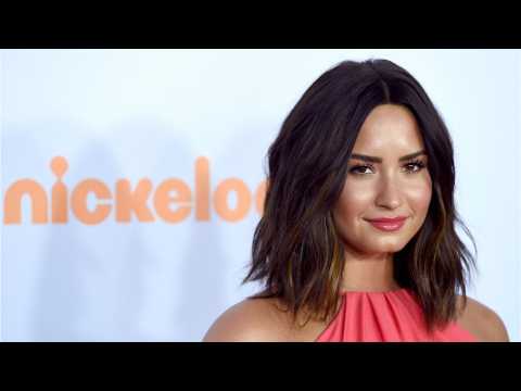 VIDEO : Demi Lovato Celebrates Five Years of Sobriety by Hand Delivering Donations to Charities